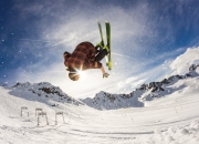 九游娱乐网页-勇士横扫76人，克莱刷新纪录，历史之夜与王朝的回响