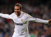 九游体育平台-1.红色闪电撕破蓝幕，法拉利引擎轰鸣中，维斯塔潘如何用一轮碾压重写F1霸权剧本