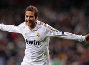 九游体育平台-1.红色闪电撕破蓝幕，法拉利引擎轰鸣中，维斯塔潘如何用一轮碾压重写F1霸权剧本