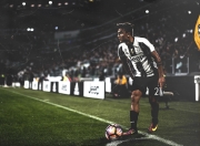 九游官网-红牛战车碾过马拉内罗的黄昏，塞恩斯用一次高光，刺穿了卫冕冠军的铁幕