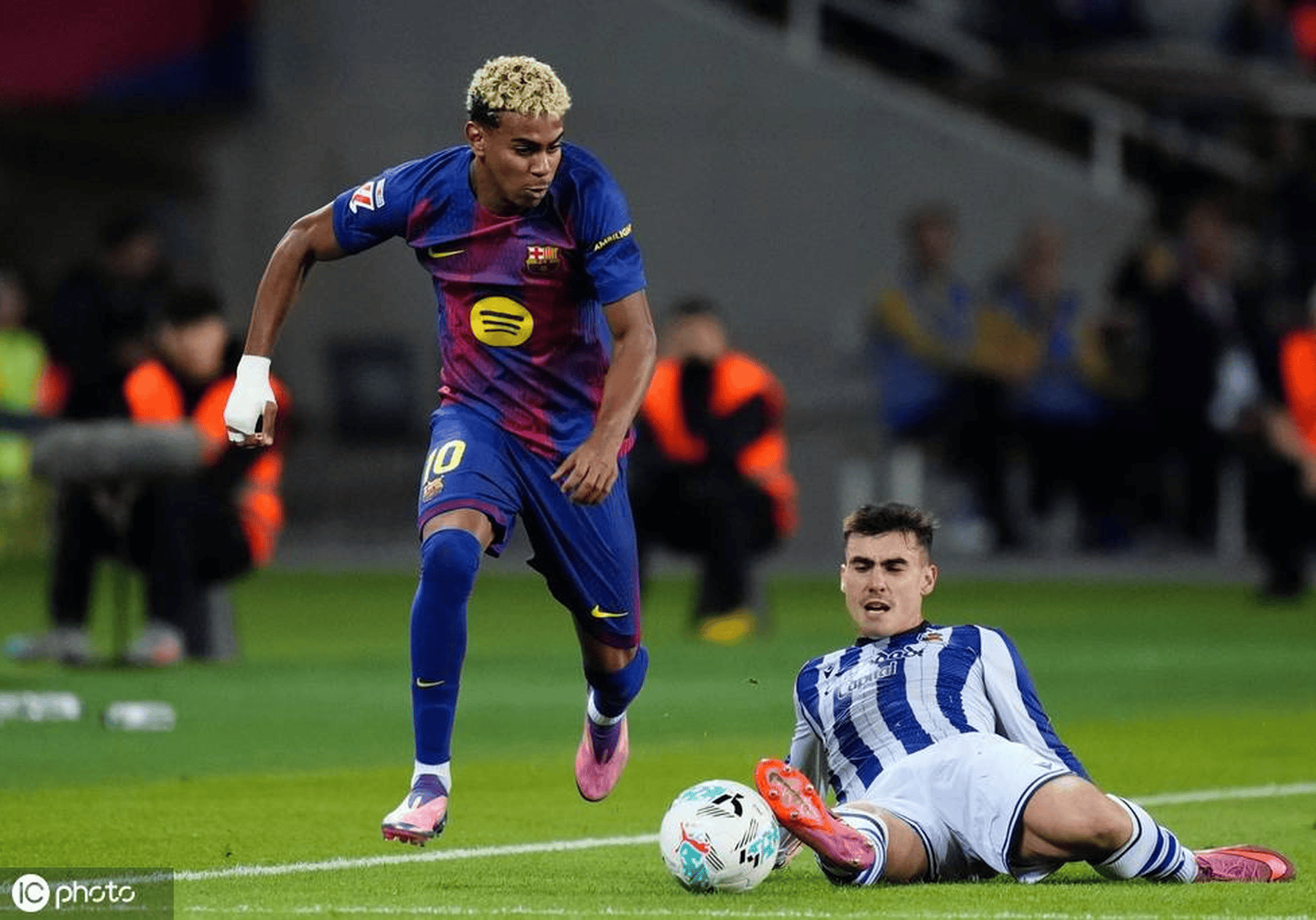 关于巴塞罗那客场大胜维戈塞尔塔，稳占榜首位置的信息