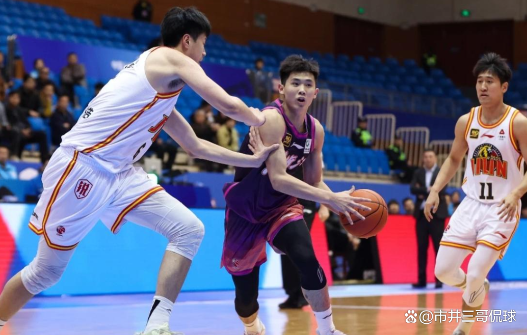 浙江男篮队员私下研讨比赛战略，欲改变走势