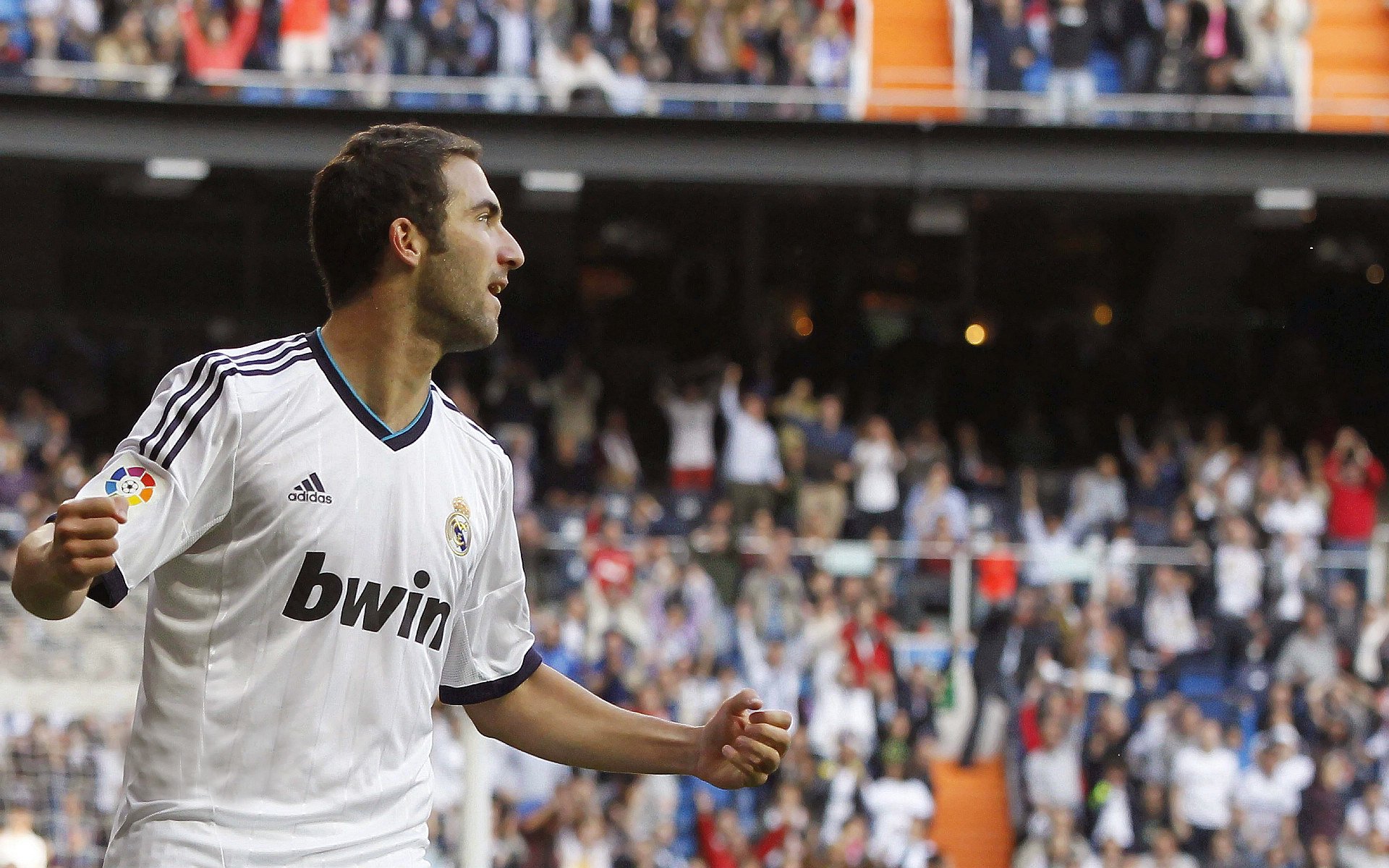 红色闪电划破银箭防线，法拉利如何以唯一姿态横扫梅赛德斯，维斯塔潘上演关键制胜